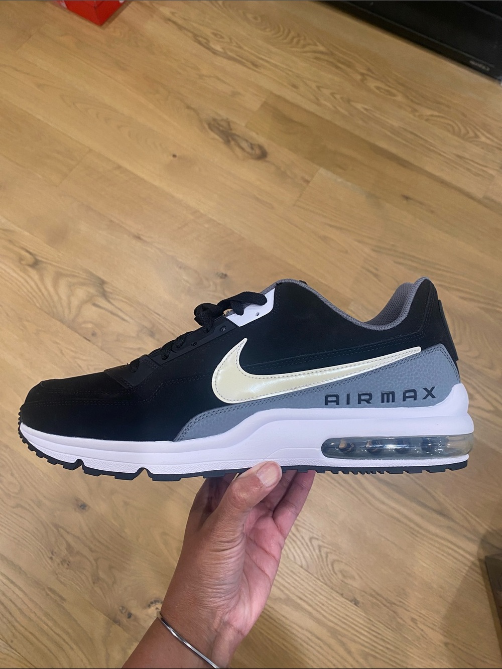 Nike Air Max Men's Black and White Running Sneakers - Picture 12 of 14